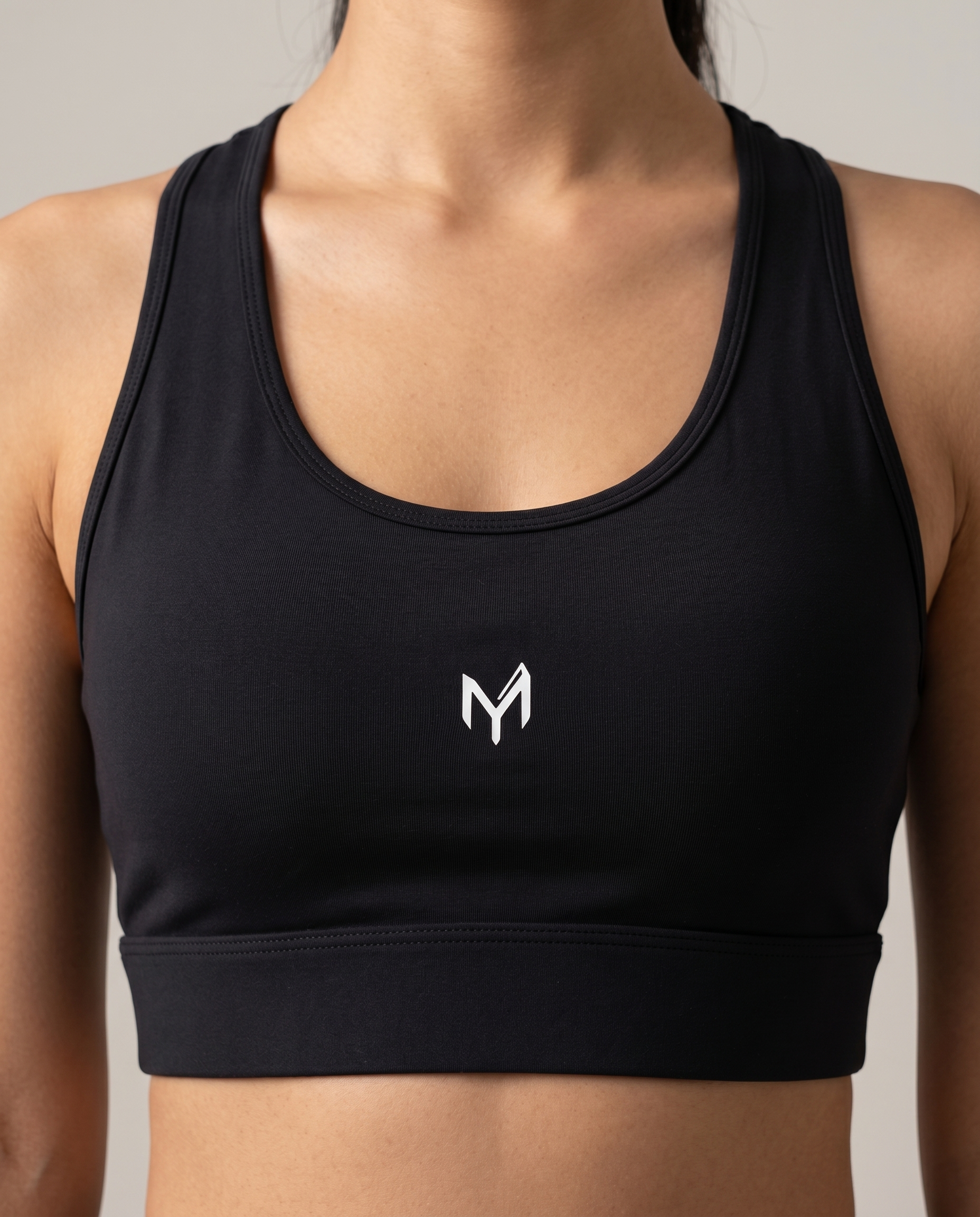 Myticos sports bra preto - detalhe do logo estampado