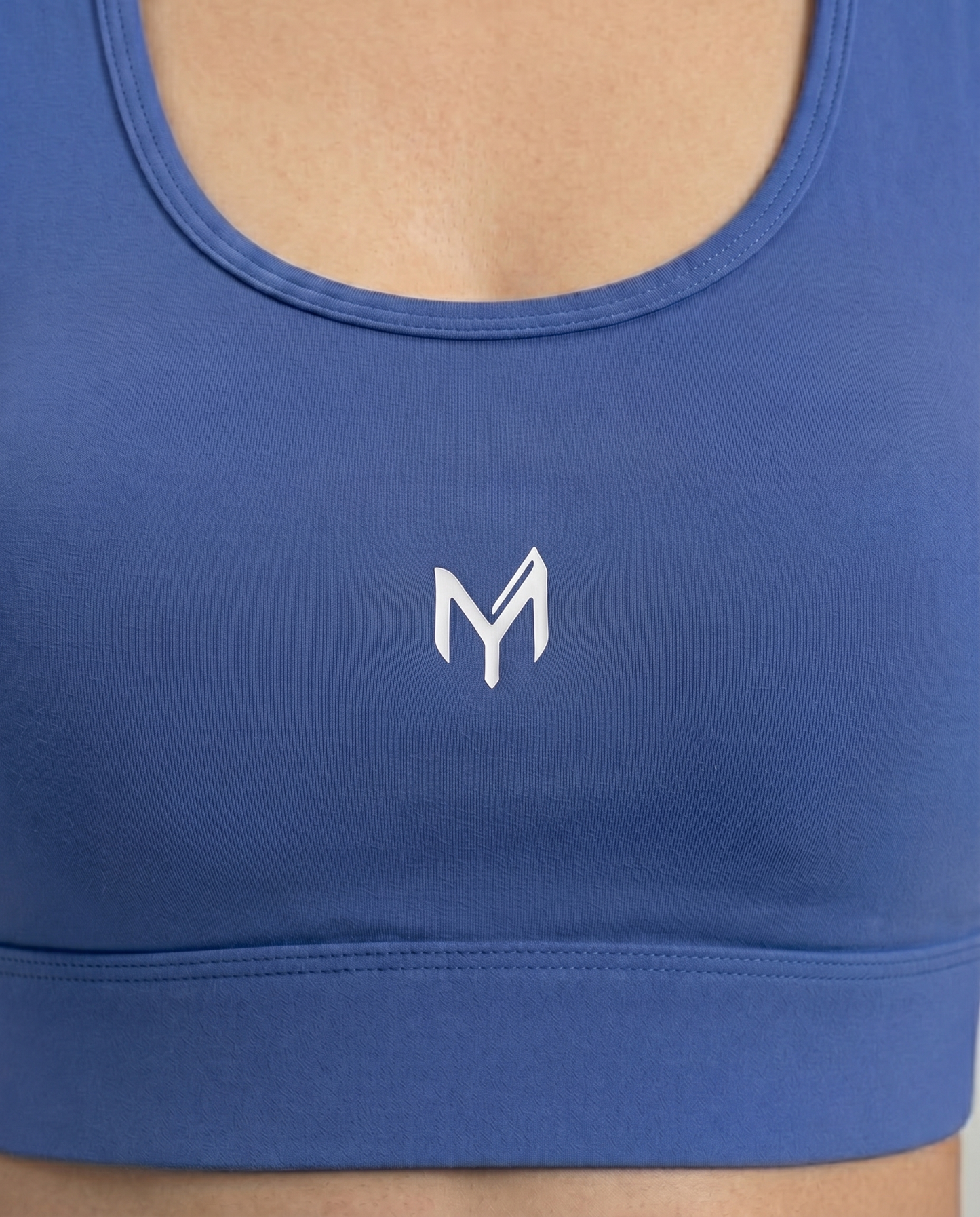 Myticos sports bra azul - detalhe do logo estampado